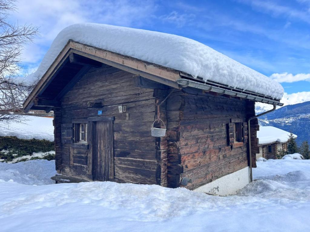kurahomes-immobili- Chalet Le Petit Nid – Crans Montana (1)